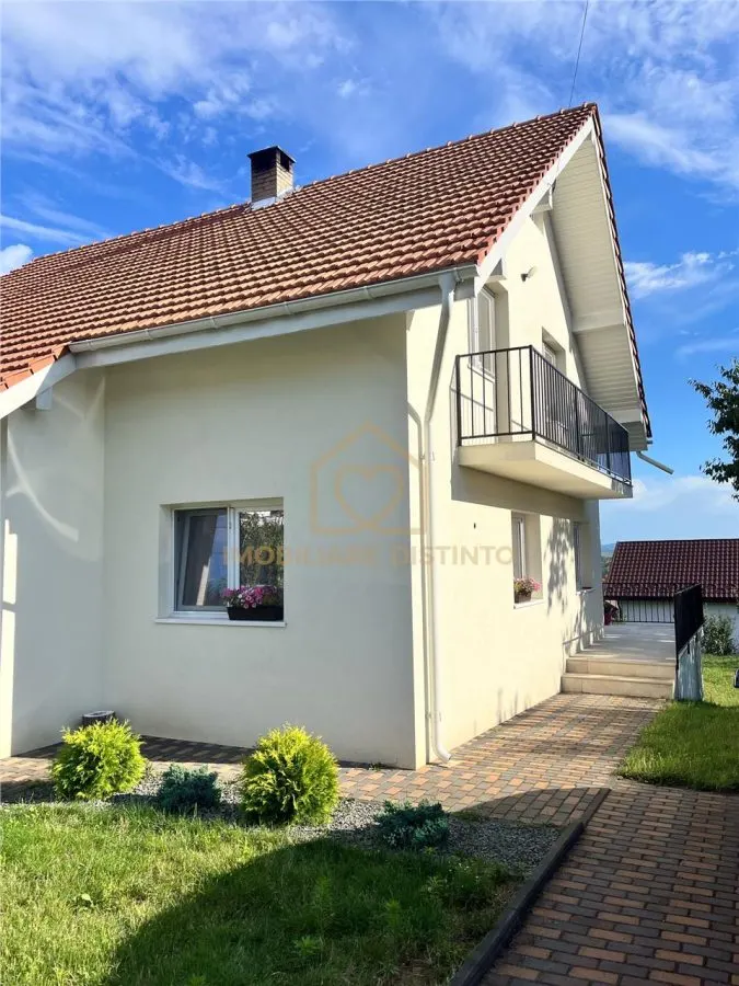 Casa cu 4 camere si garaj - foto 1