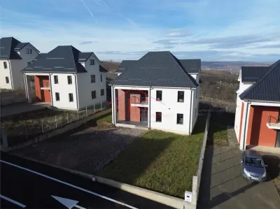 Casa individuala cu 6 camere  la intrare in Dezmir. - Dezmir