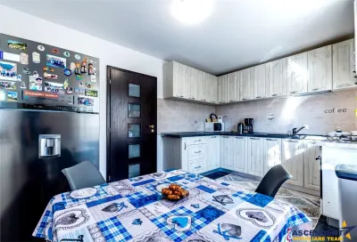 Casa mobilata, accesorizata, luminoasa, vedere munte, zona verde - foto 14