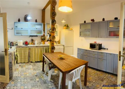 Corp de casa interbelica, mobilat si utilat, curte,  Centrul Istoric, Brasov - Brasov