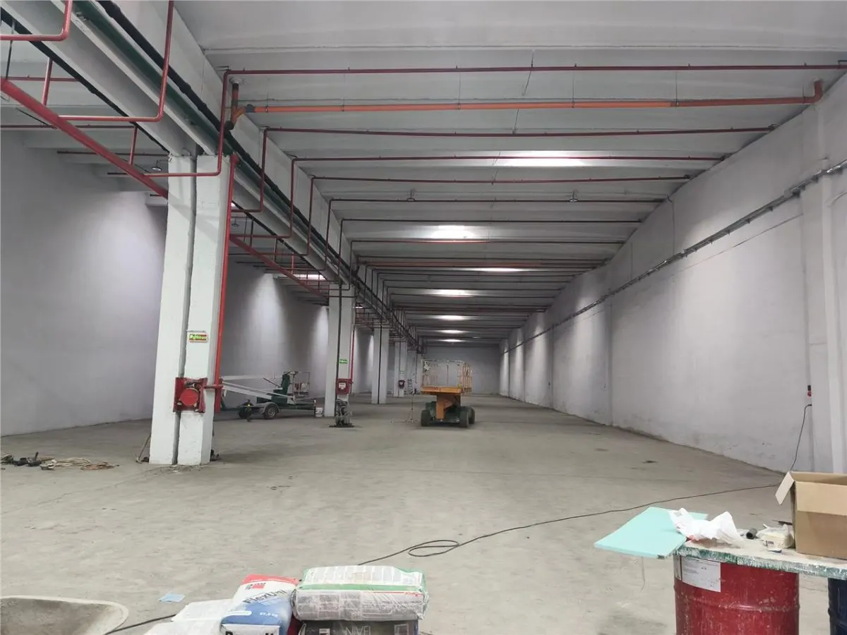 Spatiu Industrial 2000mp Birouri 210 mp Curte Privata Acces TIR Rampa - foto 1