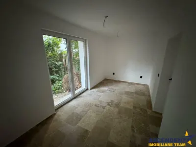 Apartament la casa, curte , loc parcare, Central, Brasov - Brasov