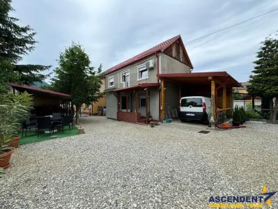 3 imobile: doua case si spatiu comercial, Codlea - Codlea