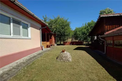 Gospodarie cu teren generos si constructii solide intr-o zona linistita - foto 2