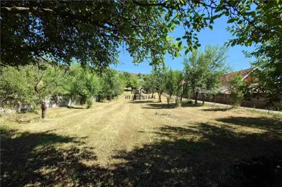 Gospodarie cu teren generos si constructii solide intr-o zona linistita - foto 3