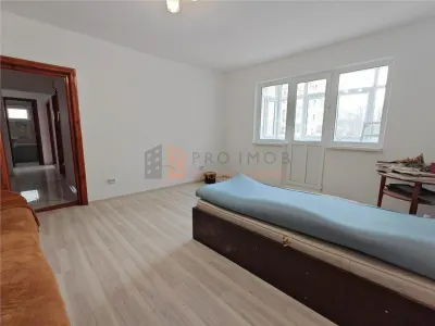 Apartament 3 camere cf 1 semidecomandat zona Micro 3 - foto 2