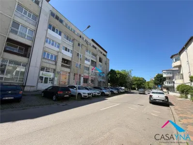 Spatiu comercial cu vitrina stradala - 73 mp - Strada Logofat Tautu - Bacau