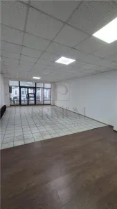 Spatiu comercial cu vitrine mari - Semicentral - Timisoara