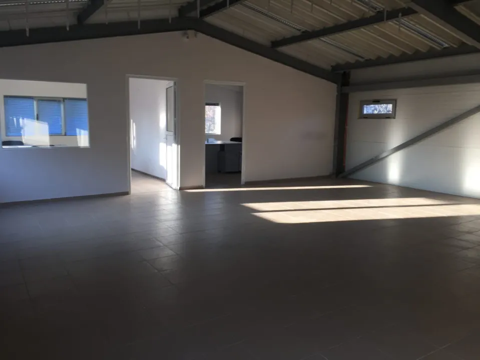 Spatiu birouri si depozit in Ploiesti, zona Xenia. - foto 20
