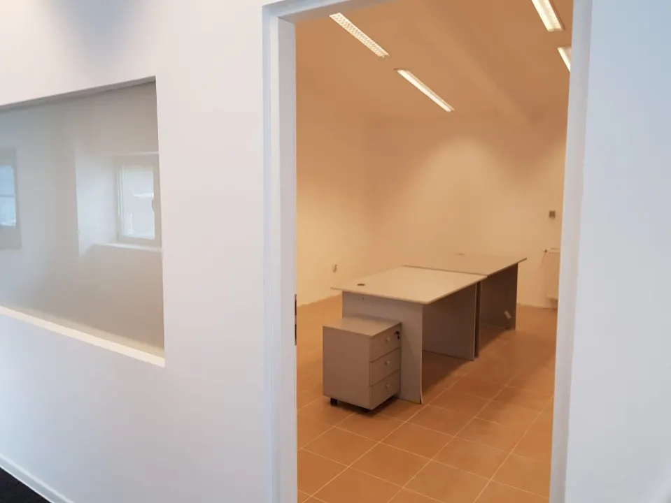 Spatiu birouri si depozit in Ploiesti, zona Xenia. - foto 24