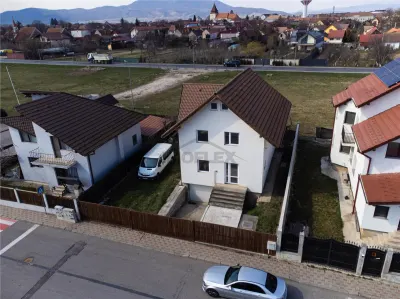 Casa spatioasa cu Etaj si Curte In zona Premiun Ghimbav - Ghimbav