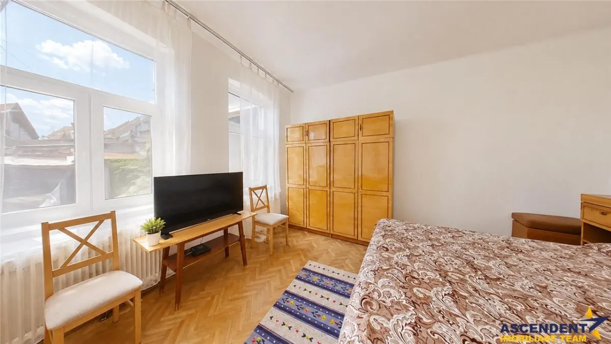 Corp de casa cu 2 imobile, intrari separate, pod si beci generos, Central, Brasov - foto 2
