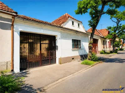 Casa cu 4 camere, garaj, pivnita boltita si potential, Brasov - Brasov