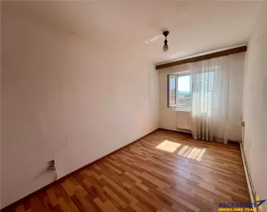 Apartament cu trei camere de renovat in Feldioara, Brasov - foto 10