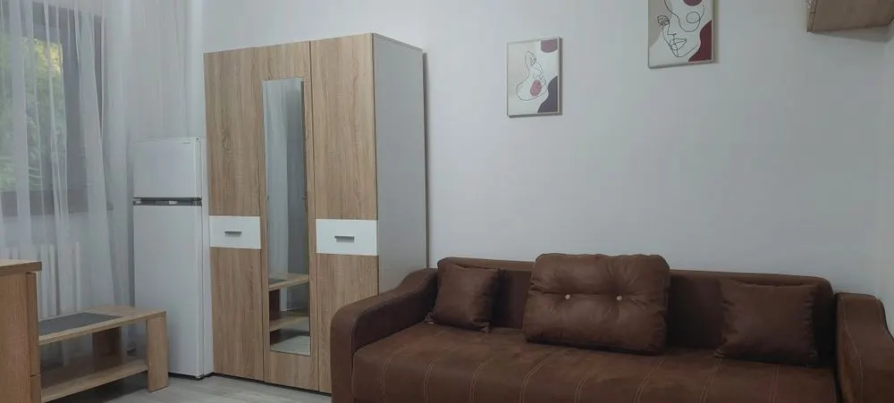 Garsoniera in bloc de apartamente  Podu Ros liceul Emil Racovita - foto 1
