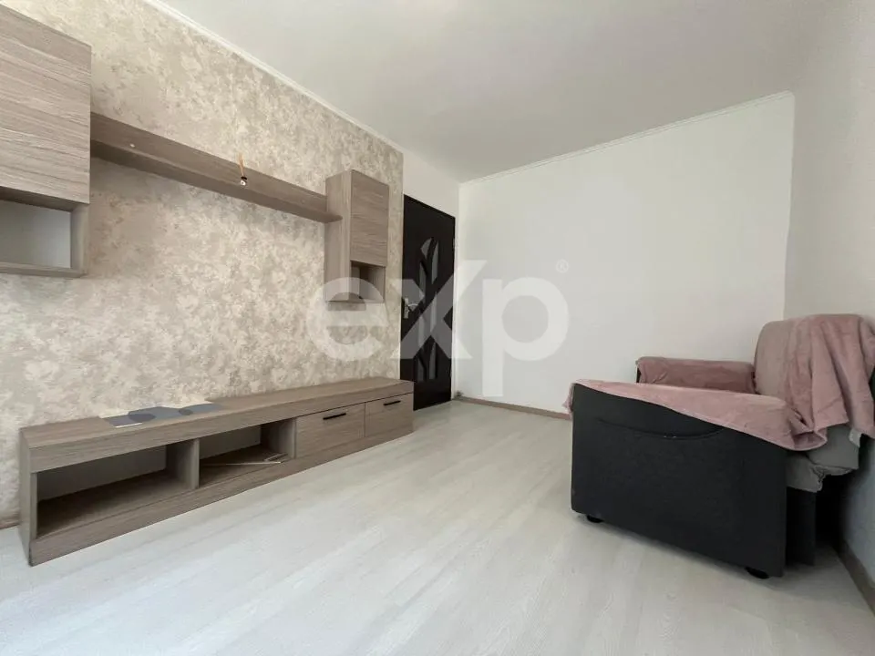 Vanzare 2 camere mobilat si utilat modern parter central Gaesti - foto 4