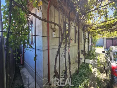 De vanzare - casa si curte mare in zona Metroului Republica - Bucuresti