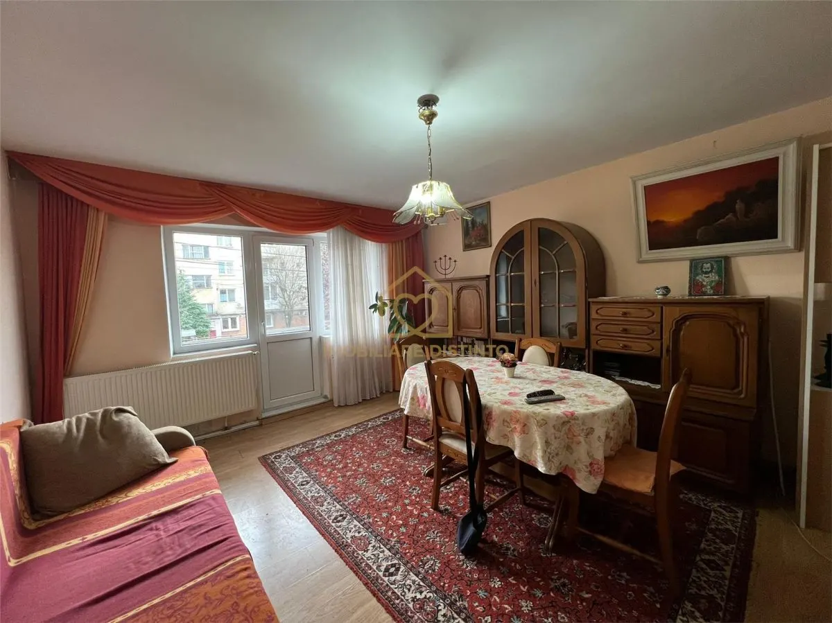 Apartament cu  4 camere si garaj zona centrala - foto 1