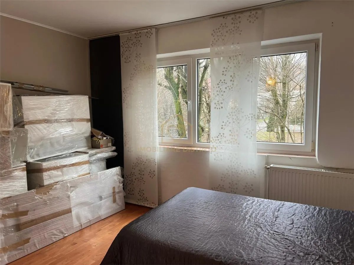 Apartament cu  4 camere si garaj zona centrala - foto 9