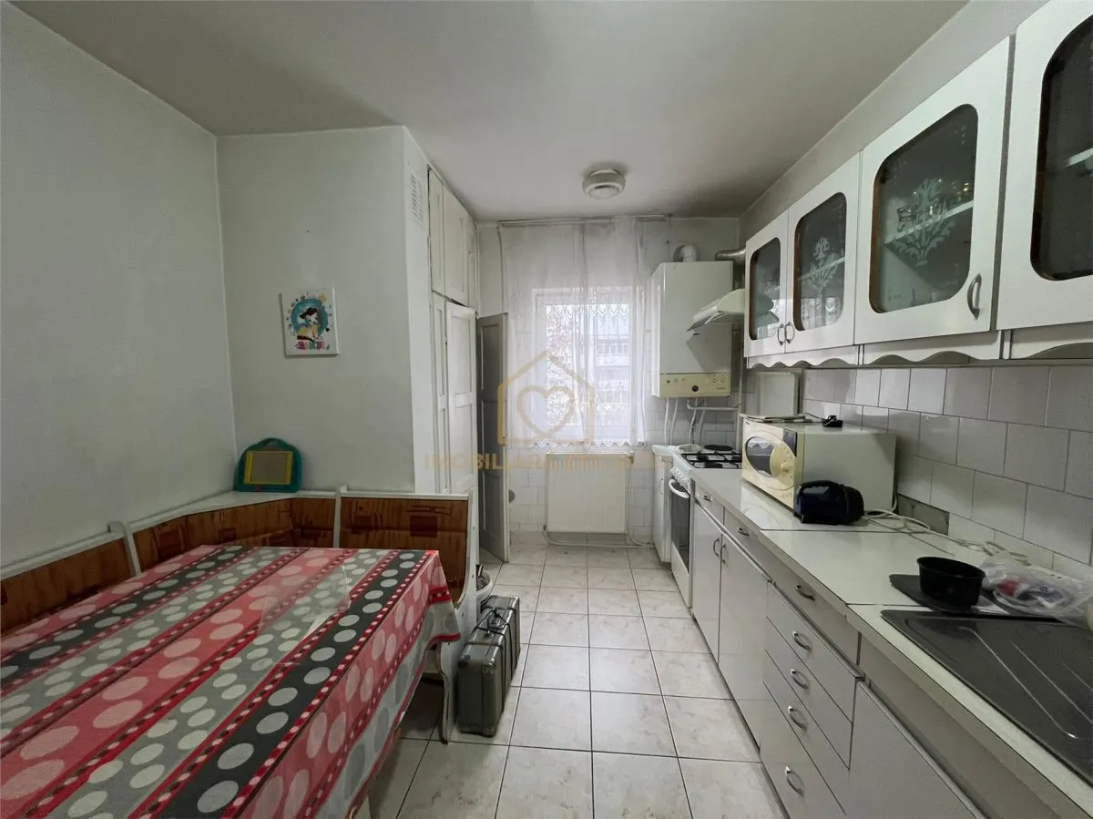 Apartament cu 4 camere zona Moldovei - foto 1
