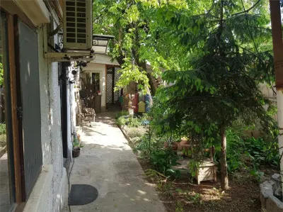 SUPER POZITIE! Casa constructie caramida, 2 camere, zona Centrala - foto 3