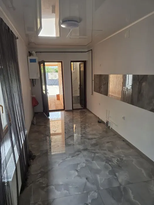 Casă complet renovată, Islaz, 2 camere cu suprafața totală de 137 mp, din care 67 mp construiți, - foto 1