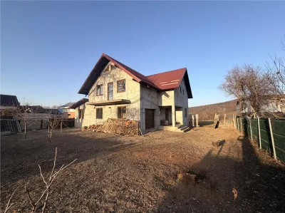 Vilă în Pătrăuți + 8400mp teren - foto 4