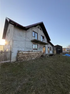 Vilă în Pătrăuți + 8400mp teren - foto 7