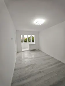 Vand garsoniera Tractoru,renovata lux,69500 Euro - Brasov