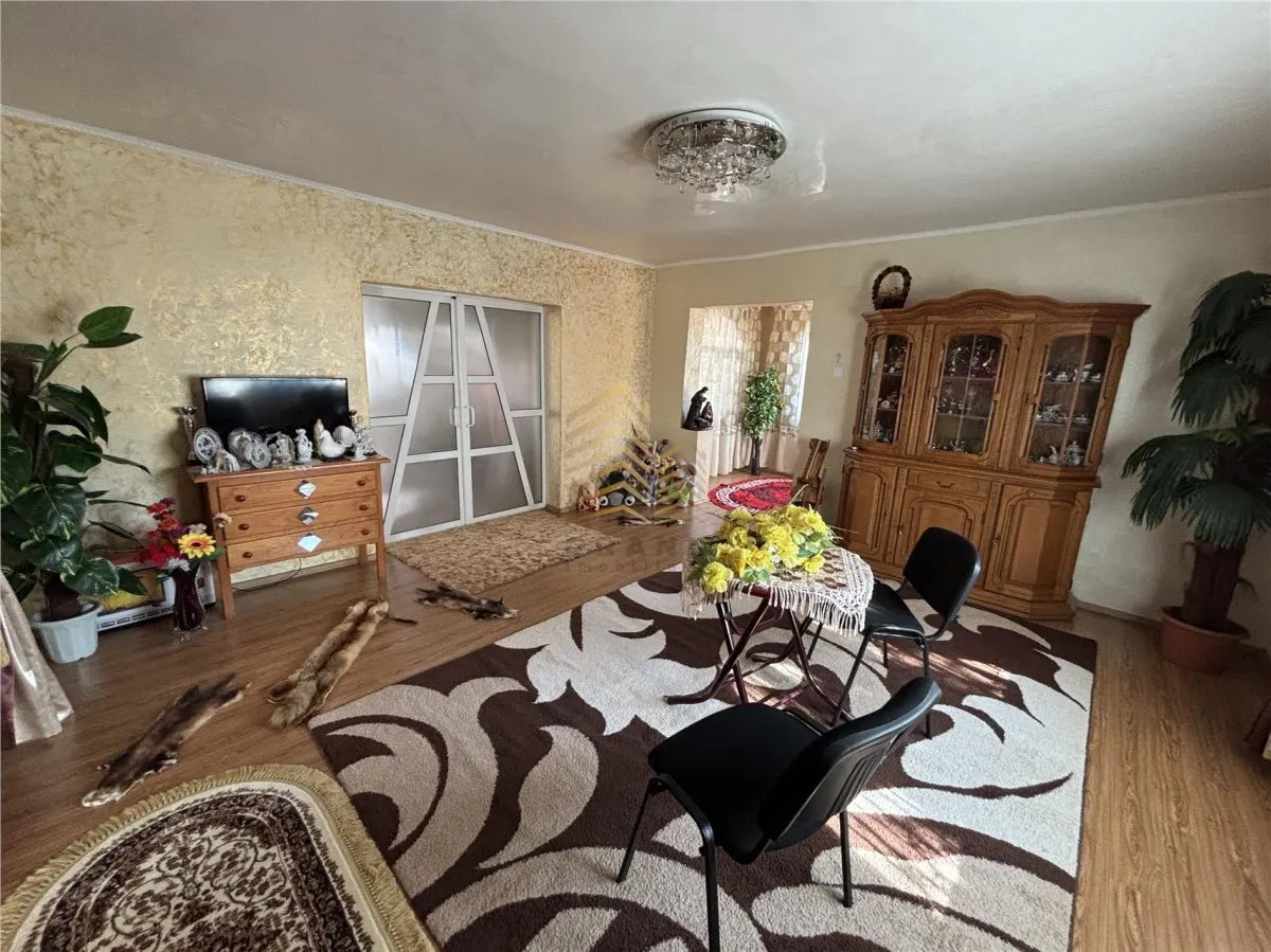 CASA + ANEXE GOSPODĂREȘTI+ GRĂDINA - foto 6