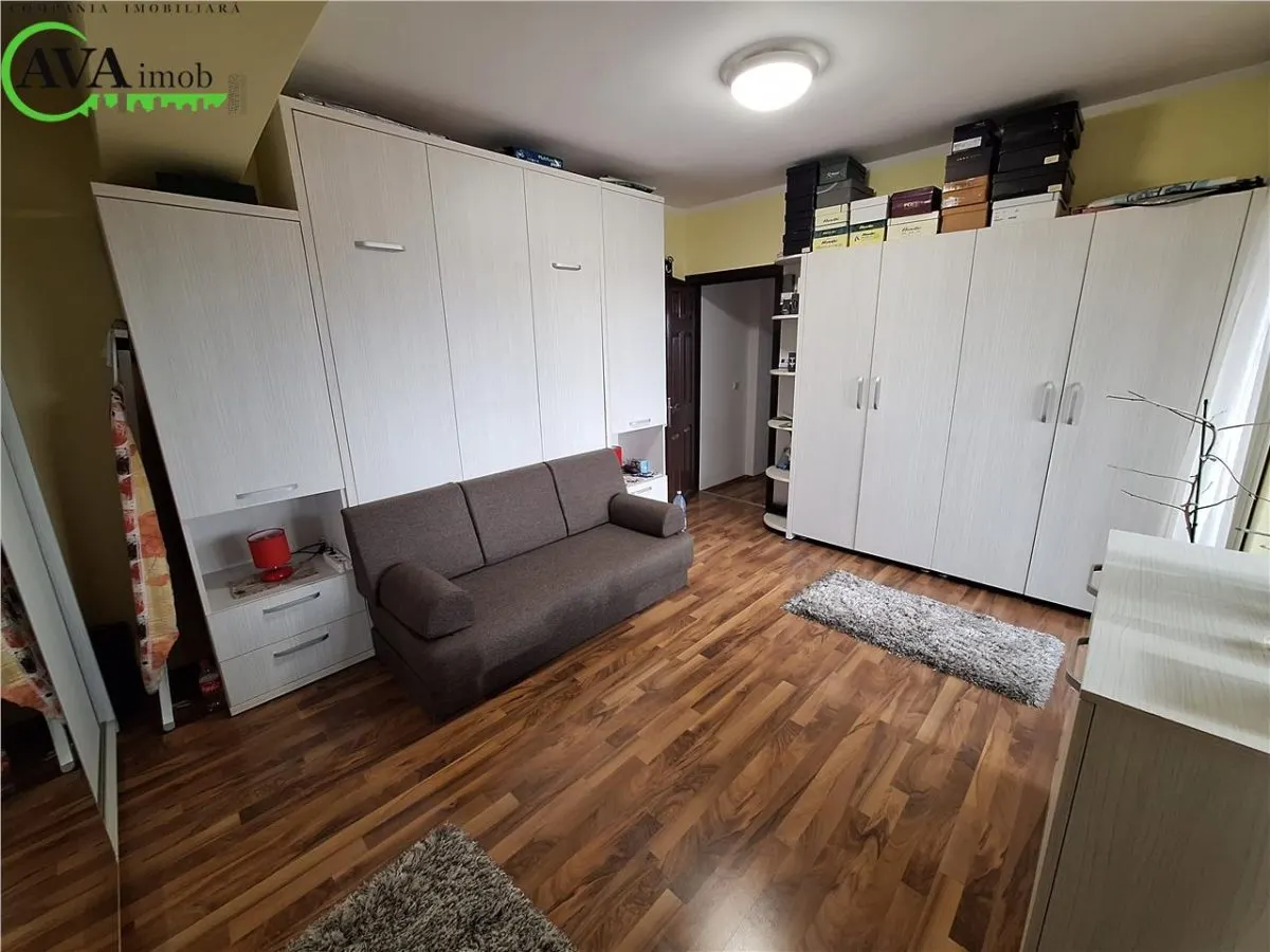 Apartament 4 camere, 3 balcoane, zona centru - foto 2