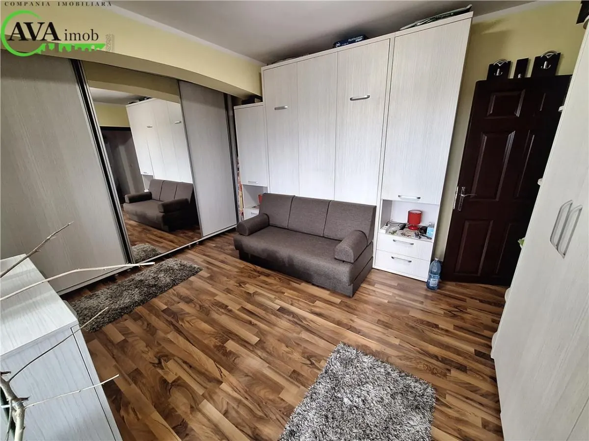 Apartament 4 camere, 3 balcoane, zona centru - foto 3