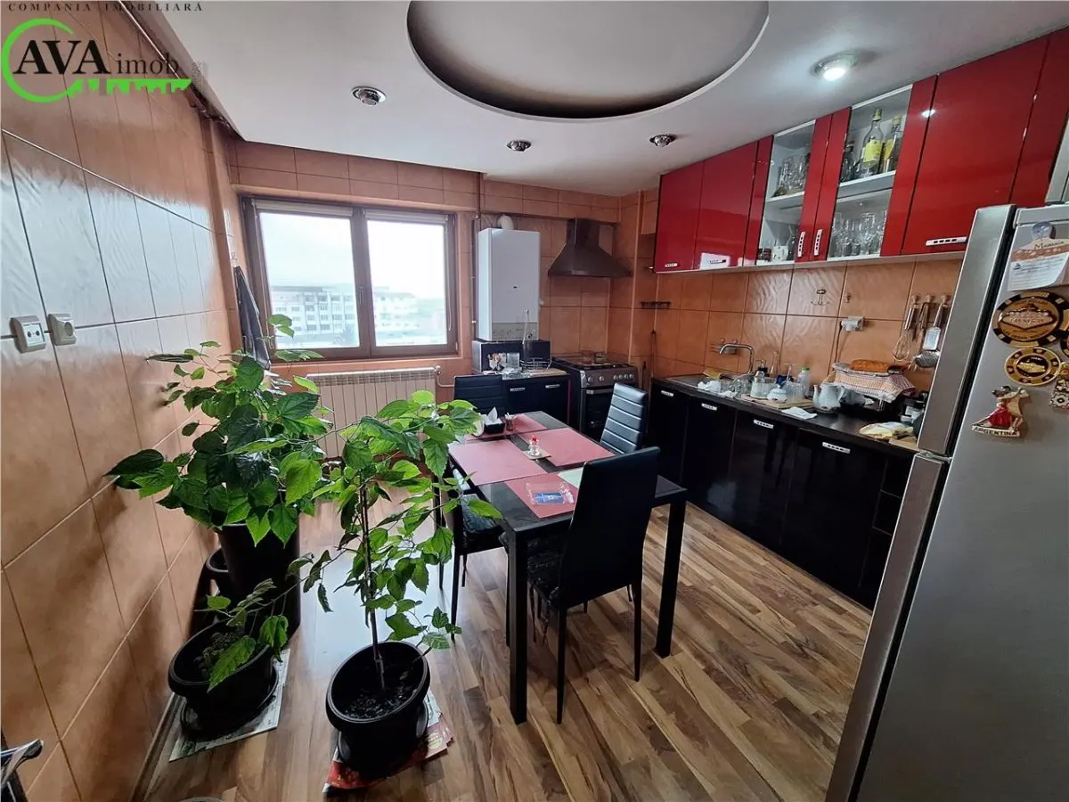 Apartament 4 camere, 3 balcoane, zona centru - foto 8