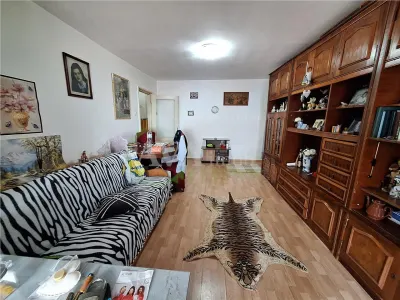 Apartament  2 camere semidecomandat , zona Milcov - Bacau