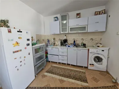 Casa spatioasa de vanzare in centrul satului Racaciuni – teren generos, livada, anexe - foto 2