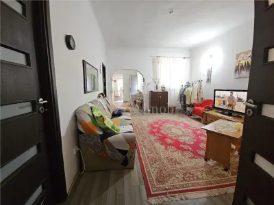 Casa spatioasa de vanzare in centrul satului Racaciuni – teren generos, livada, anexe - foto 5