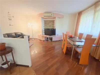 Apartamnet 3 decomandate, etaj 2, cu 2 bai, centrala, zona Ura - Bacau
