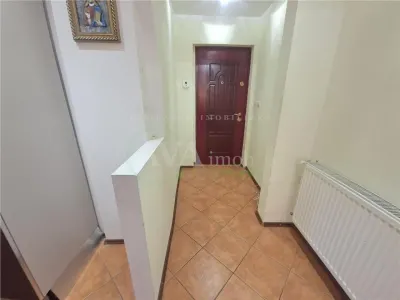 Apartamnet 3 decomandate, etaj 2, cu 2 bai, centrala, zona Ura - foto 10