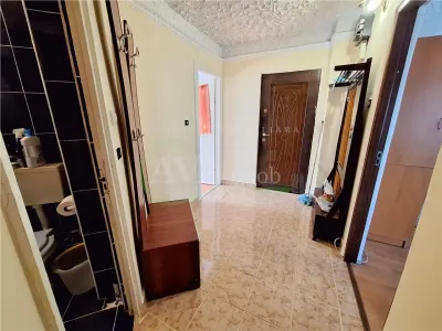 Apartament 3 camere semidecomandat zona Milcov - foto 12