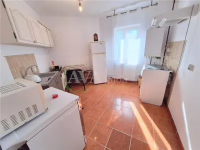 Apartament 3 camere semidecomandat zona Milcov - foto 3