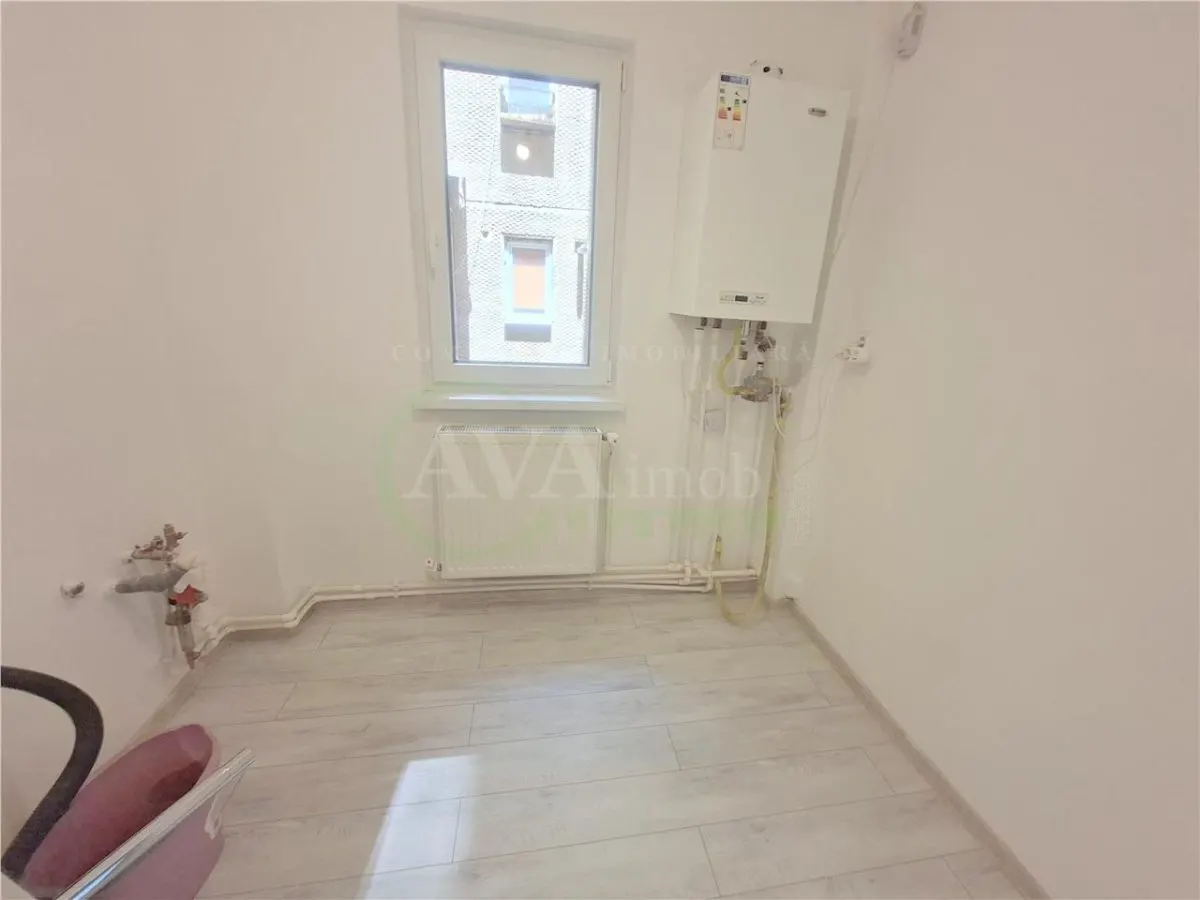 Apartament 3 camere, etaj 1, nemobilat, cu centrala, zona Bazinul de Inot - foto 13