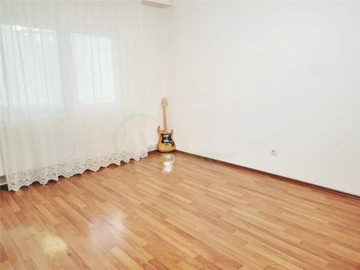 Apartament 3 camere semidecomandate, zona Mioritei - foto 1