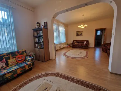 Casa P+E, suprafata utila 446.66 mp, teren 866, pretabila - clinica, restaurant, pensiune - Craiova
