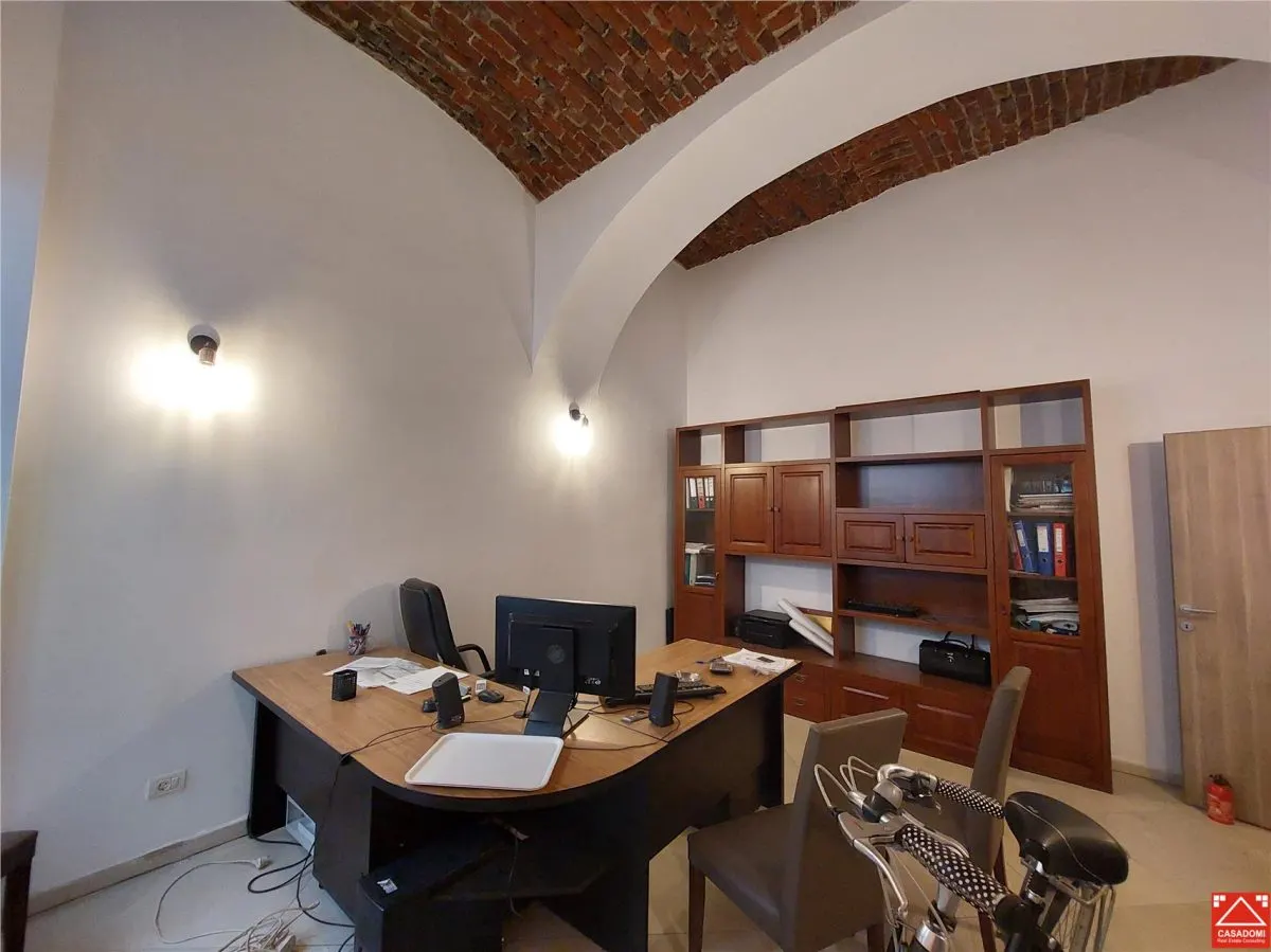 PRET REDUS! Apartament ultracentral, pentru locuit sau birou - foto 1