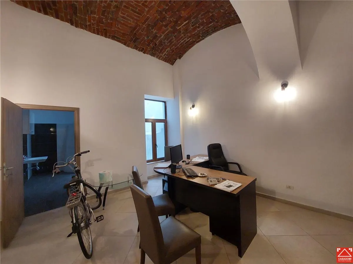 PRET REDUS! Apartament ultracentral, pentru locuit sau birou - foto 2