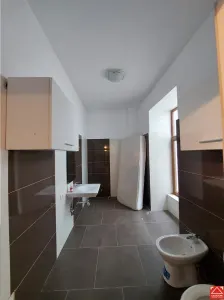 PRET REDUS! Apartament ultracentral, pentru locuit sau birou - foto 4