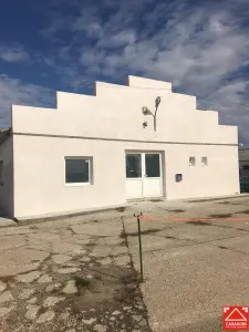 Hala renovata, cu acces rapid la autostrada - Arad