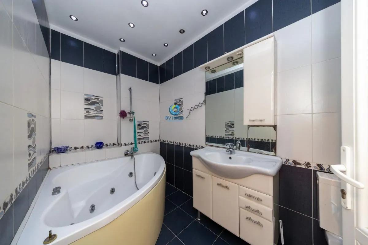 Vanzare apartament 3 camere in Vila pe Drumul de Poiana - foto 10