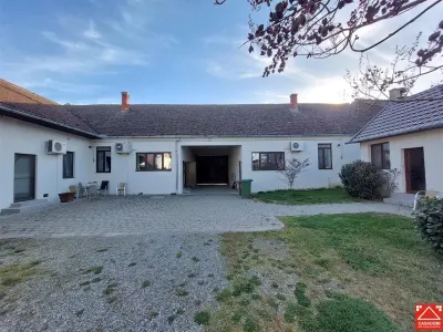 Casa mare, cu teren generos, pentru locuit sau afacere, in Santana - Santana