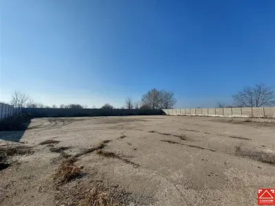 Teren ingradit si betonat, in apropiere de Aeroport - foto 5
